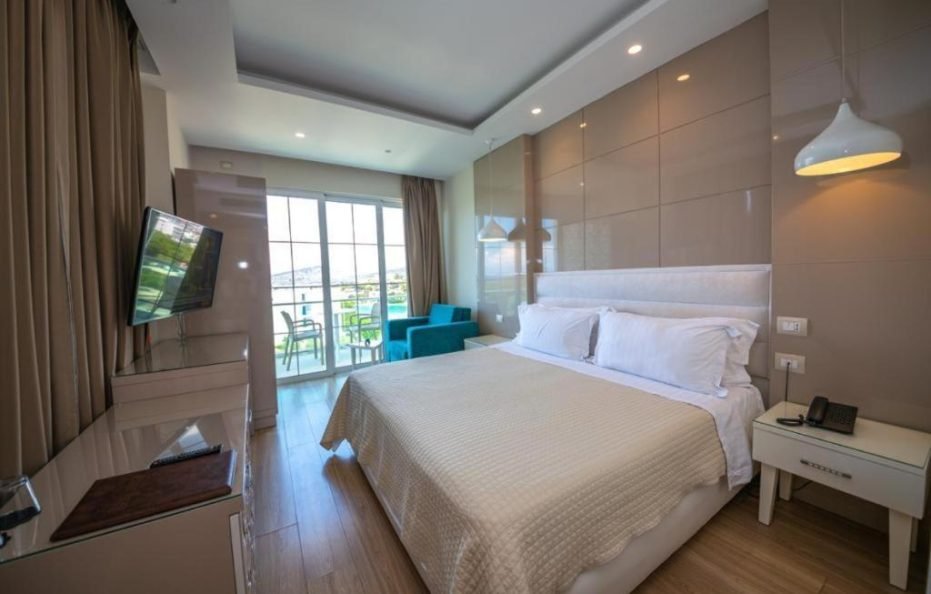 Deluxe Double Room with Balcony and Partial Sea View