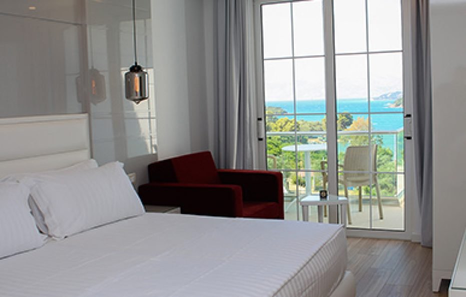Deluxe Double Room with Balcony and Partial Sea View