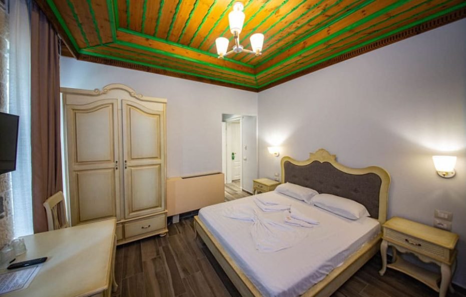 FAMILY ROOM WITH POOL VIEW