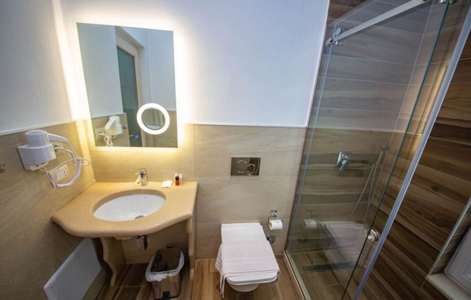 FAMILY ROOM WITH POOL VIEW