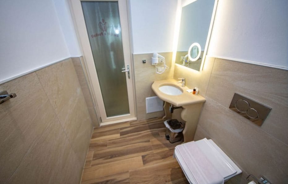 FAMILY ROOM WITH POOL VIEW