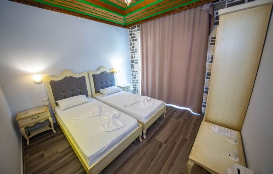 FAMILY ROOM WITH POOL VIEW