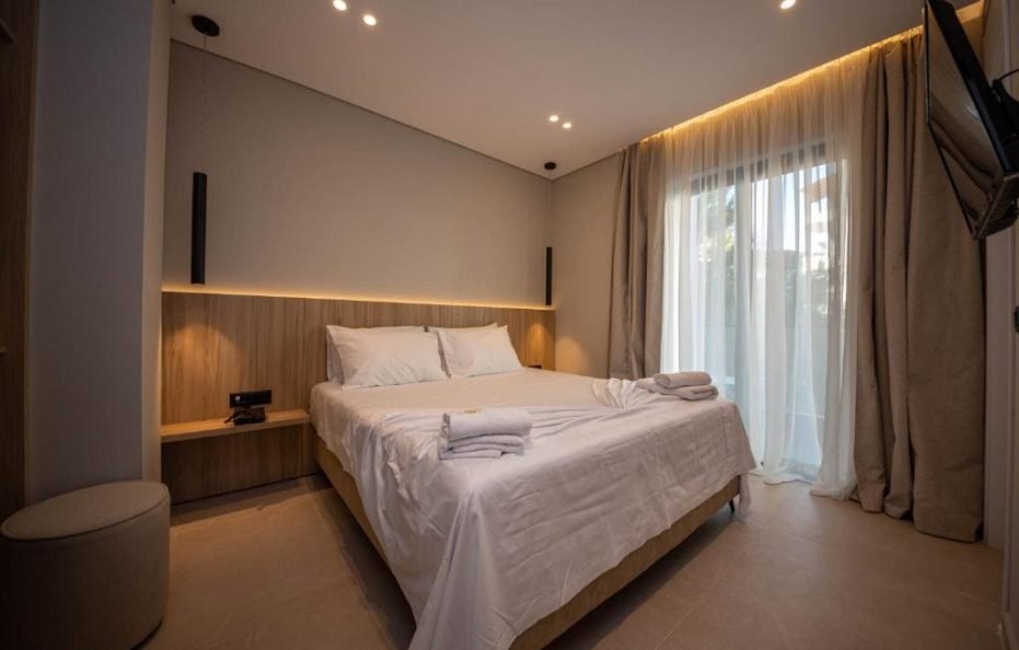 Deluxe Double Room with Side Sea View