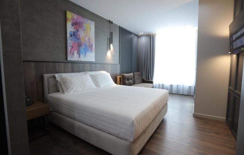 Deluxe room with side sea view