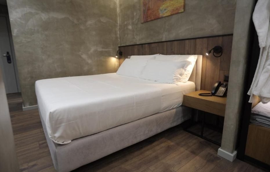 Deluxe room with side sea view