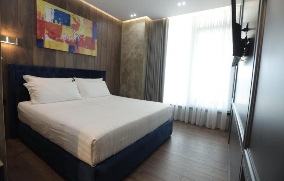 Deluxe room with side sea view