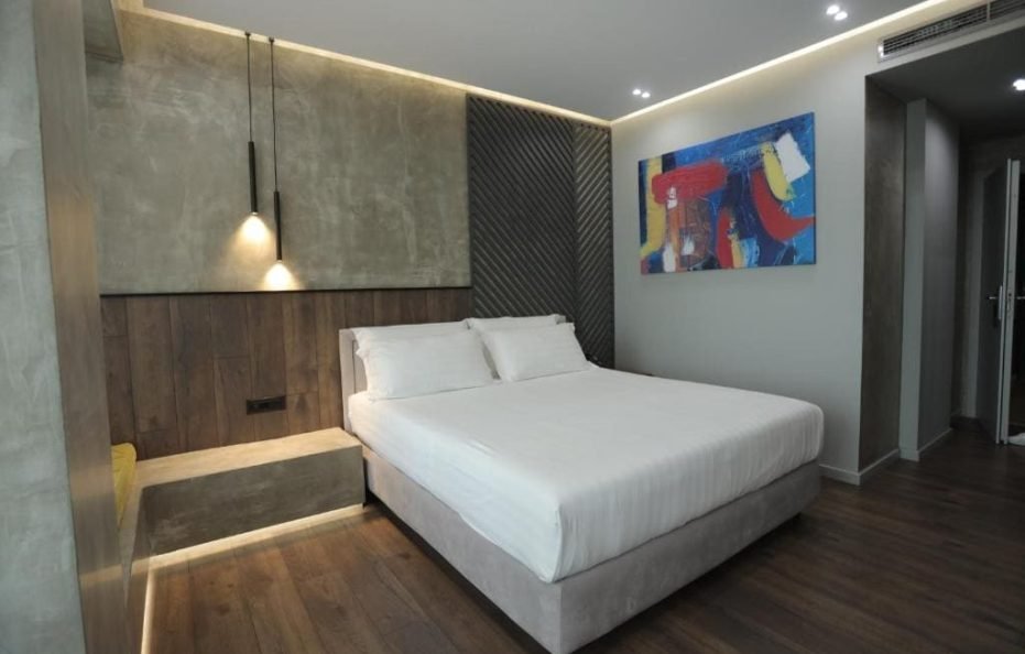 Deluxe room with side sea view