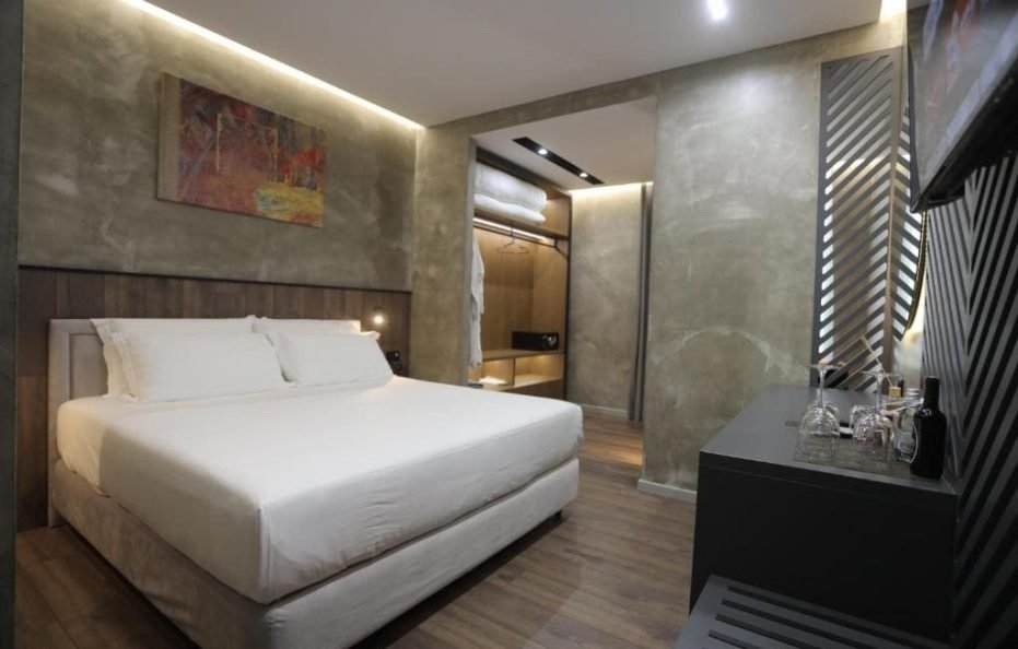 Deluxe room with side sea view