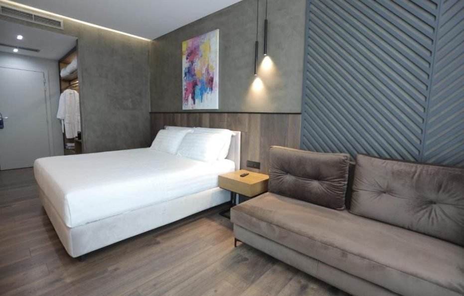 Deluxe room with side sea view