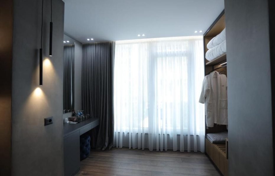 Deluxe room with side sea view