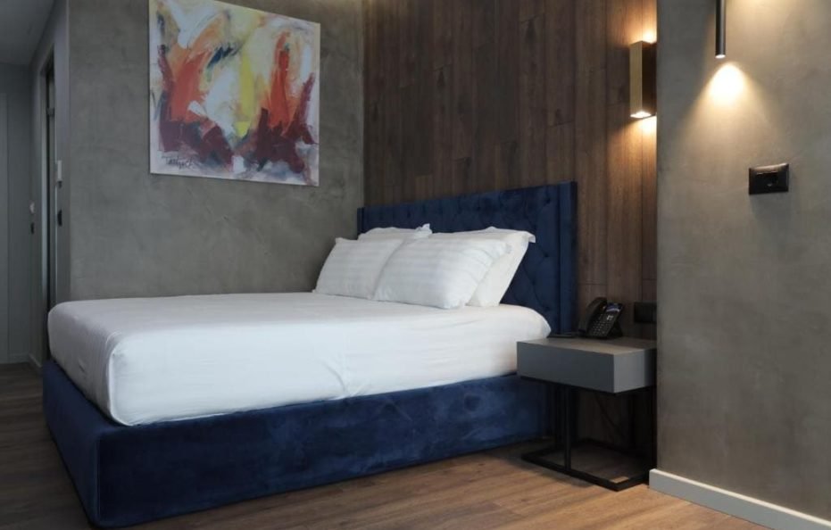 Deluxe room with side sea view