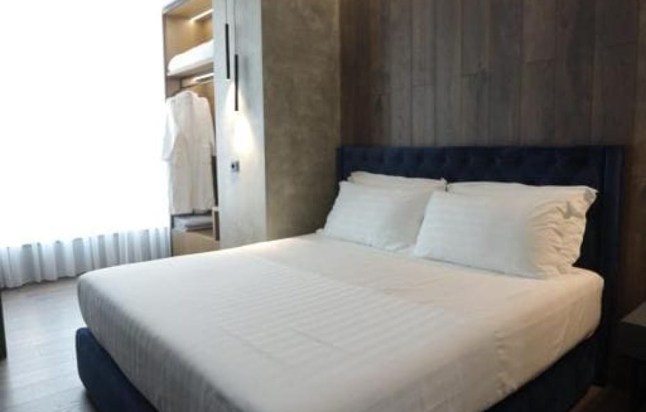 Deluxe room with side sea view