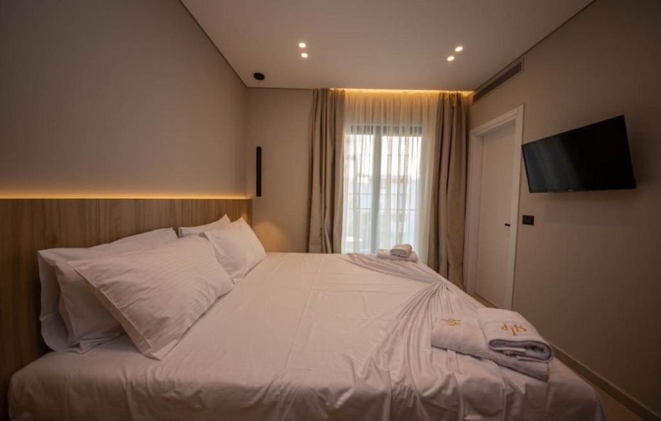 Deluxe Double Room with Side Sea View