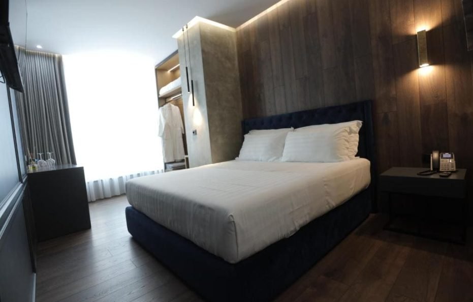 Deluxe room with side sea view