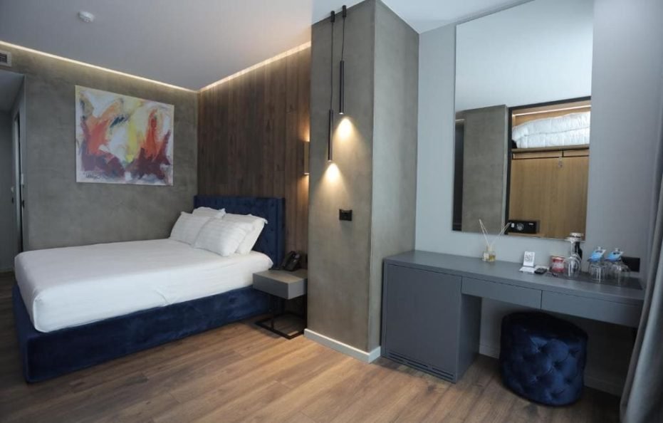 Deluxe room with side sea view