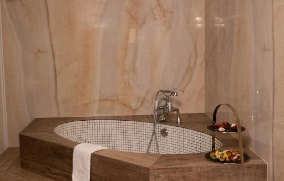 Deluxe Suite with Spa Bath