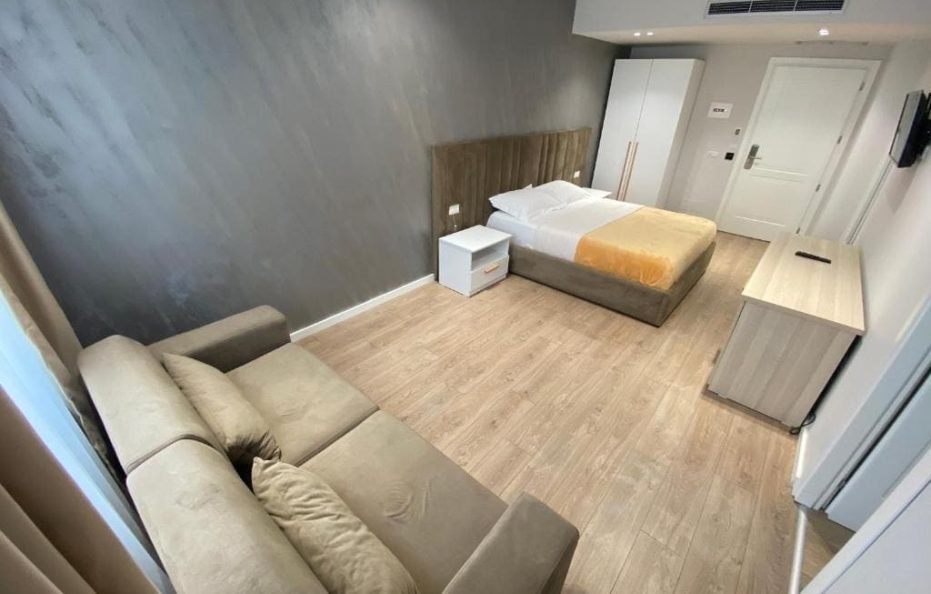 Family Room no Balcony