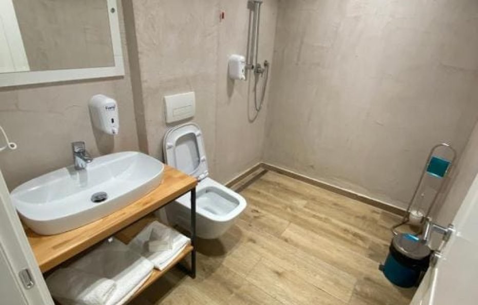 Family Room no Balcony