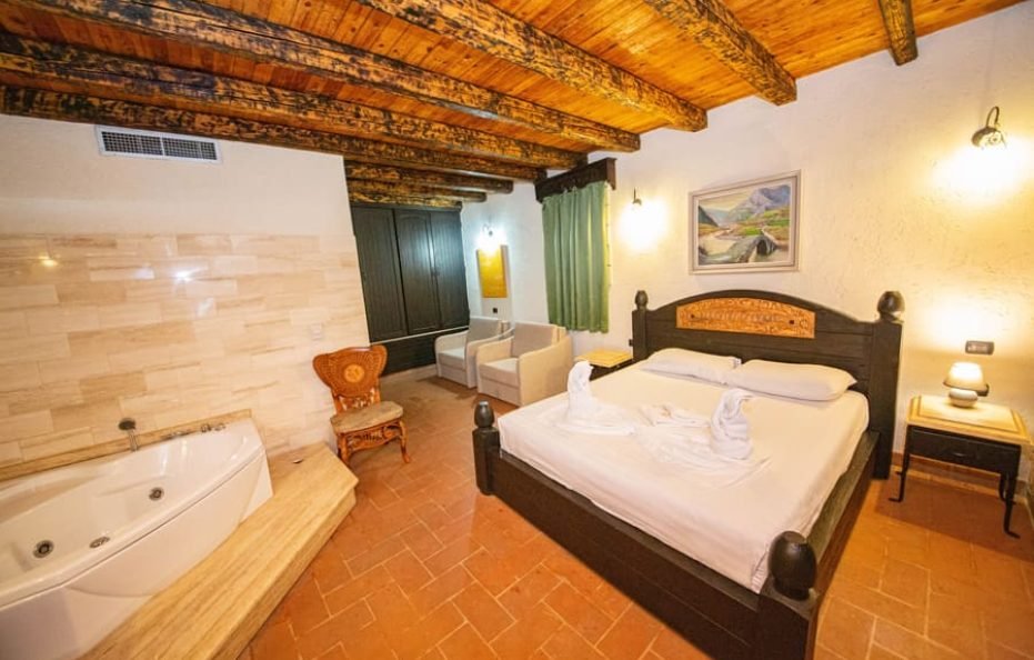 QUEEN ROOM WITH POOL VIEW AND JACUZZI