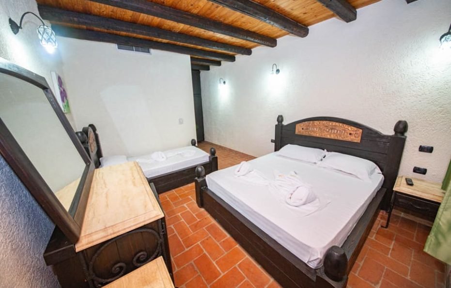 QUEEN ROOM WITH POOL VIEW AND JACUZZI