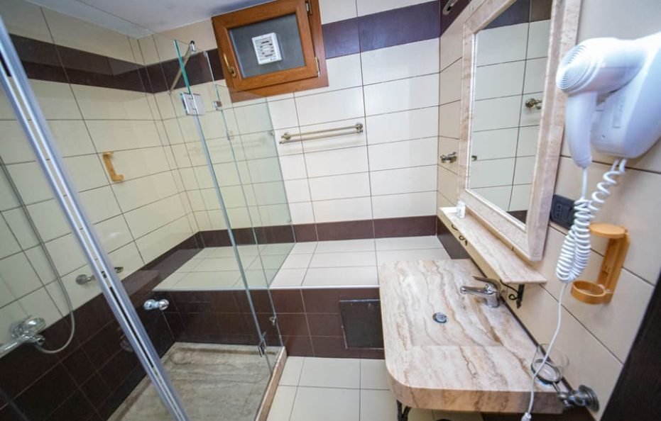 QUEEN ROOM WITH POOL VIEW AND JACUZZI