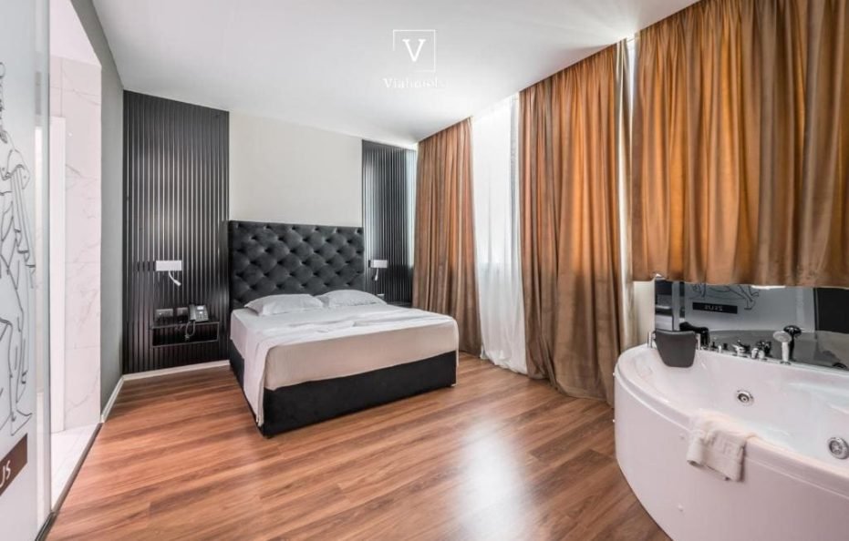 Queen Suite with Spa Bath