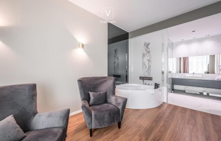 Queen Suite with Spa Bath