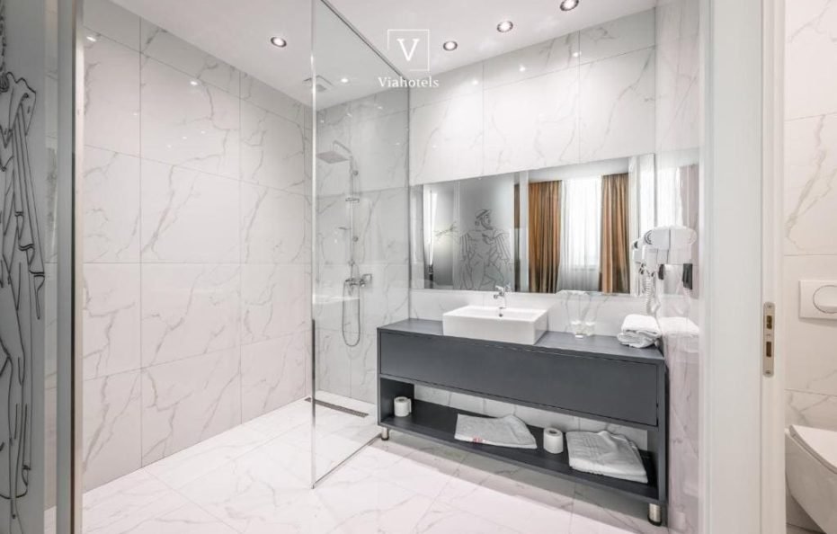 Queen Suite with Spa Bath