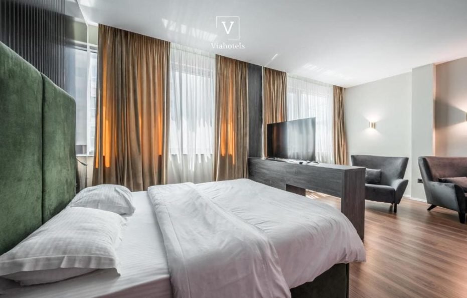 Queen Suite with Spa Bath