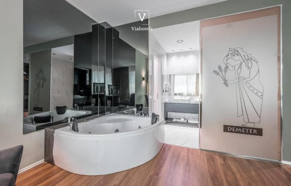 Queen Suite with Spa Bath