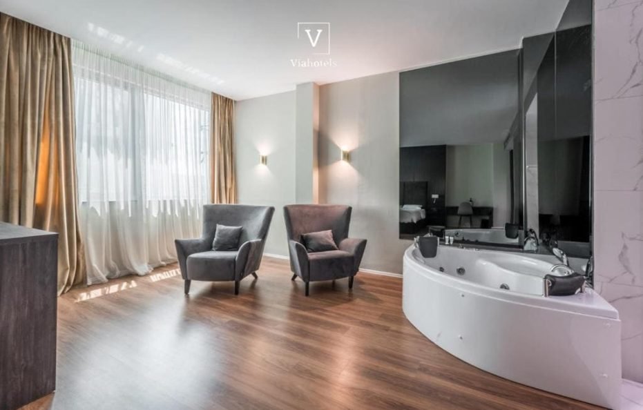 Queen Suite with Spa Bath