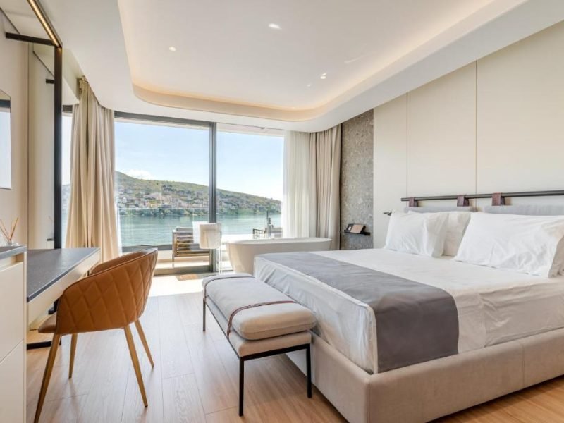 Superior Suite with Sea View & Tub