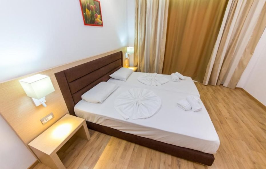 DOUBLE / TWIN STREET VIEW