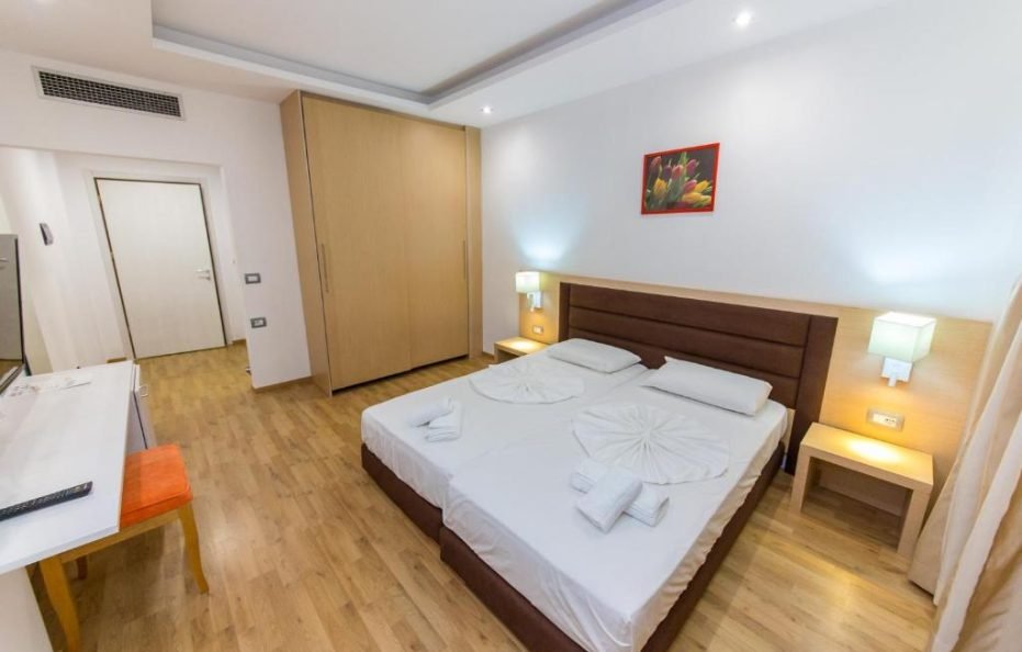 DOUBLE / TWIN STREET VIEW