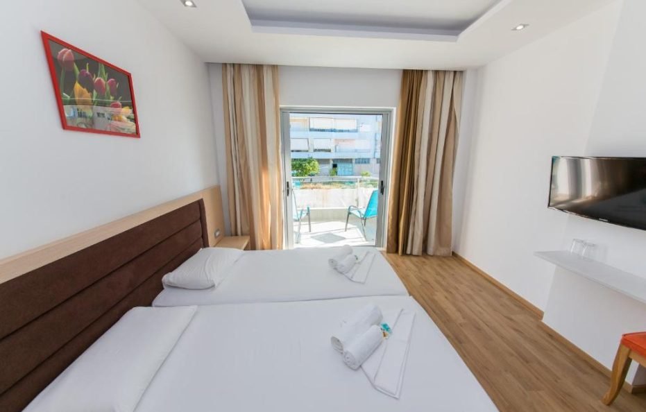 DOUBLE / TWIN STREET VIEW