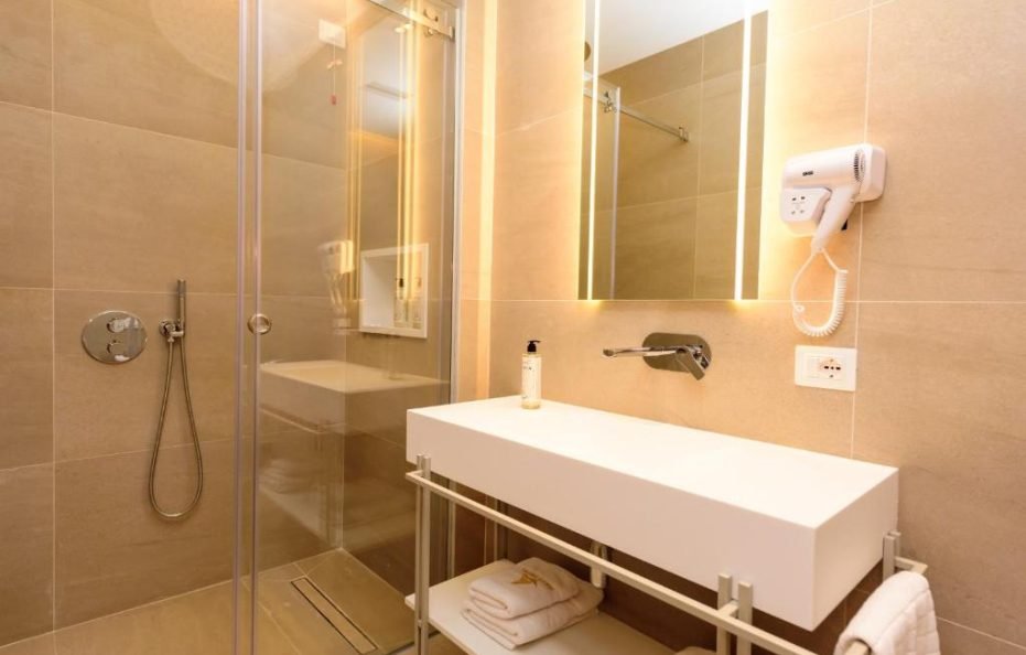 DOUBLE / TWIN ROOM WITH MOUNTAIN VIEW