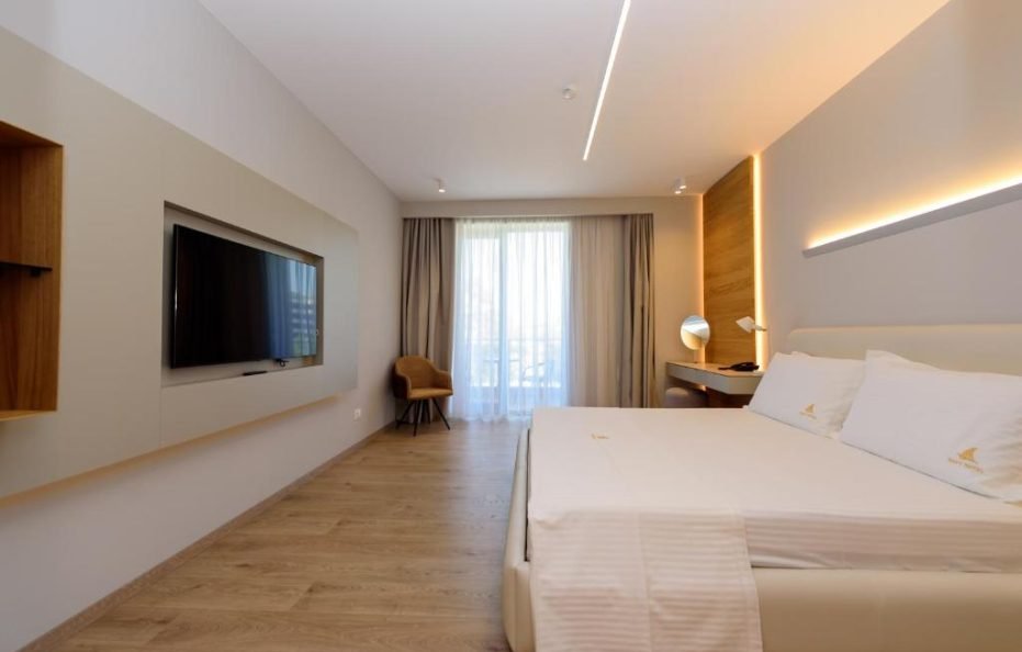 DOUBLE / TWIN ROOM WITH MOUNTAIN VIEW