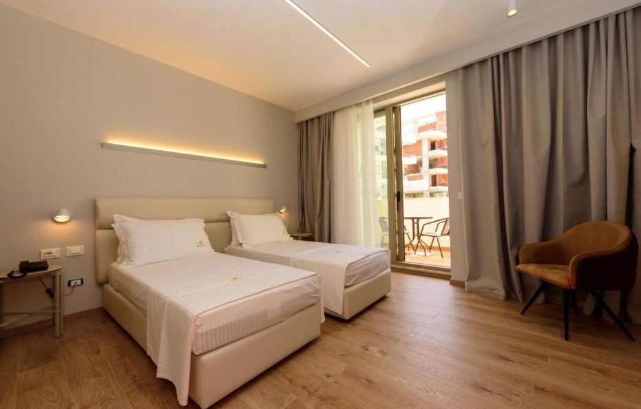 DOUBLE / TWIN ROOM WITH MOUNTAIN VIEW