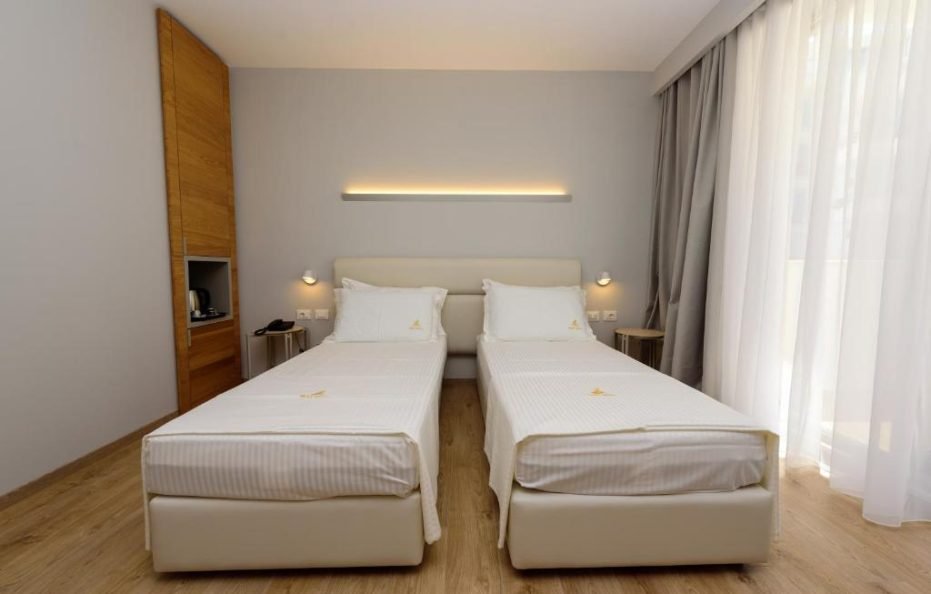 DOUBLE / TWIN ROOM WITH MOUNTAIN VIEW