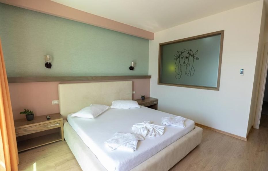 TWO-BEDROOM APARTMENT SEA VIEW