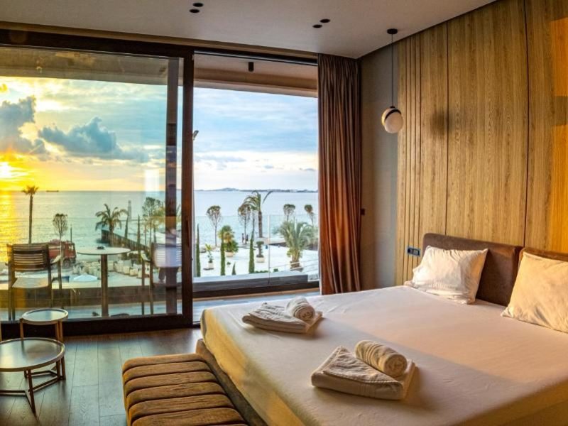 Family Room/Deluxe Suite with Seaview